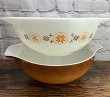 2 Vintage Pyrex Town & Country Cinderella & Solid Brown 4 Quart Mixing Bowls
