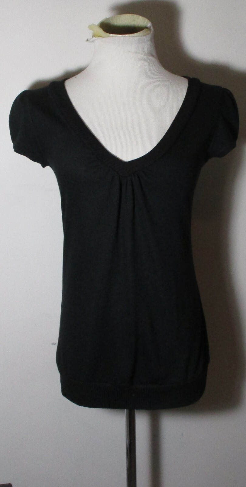 Women's DISCREET Black Cap Sleeve V-Neck Top Size S