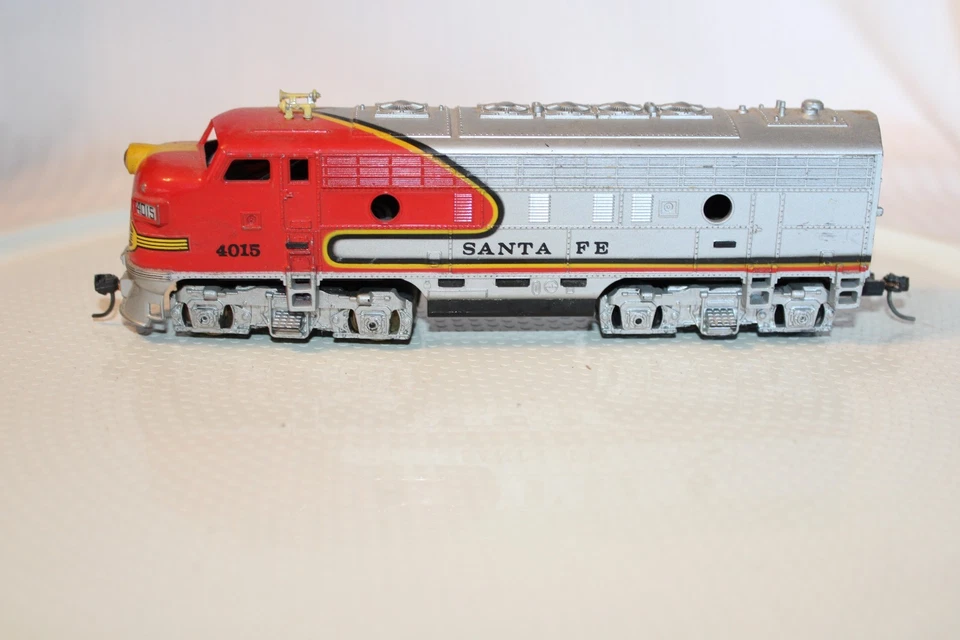 HO Scale Tyco, F7A Unit Diesel Locomotive Santa Fe Warbonnet #4015 KD's - Image 3 of 4