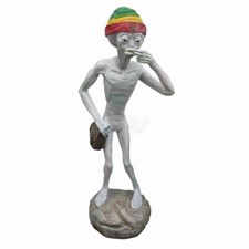 Alien raucht lebensgroß Mütze mit Jamaika Farben coole Deko Figur Halloween