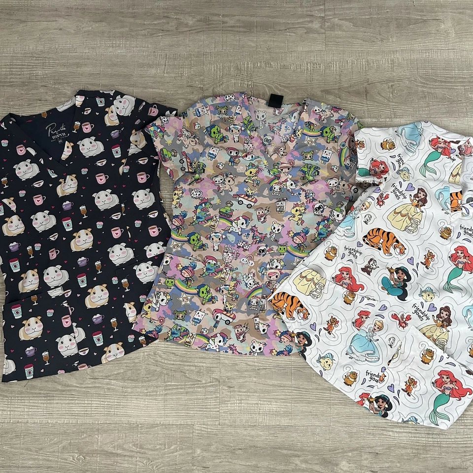 3x TOKIDOKI by KOI Mujer Xs Camisa Médica Top Maven Disney Foto 2 de 2
