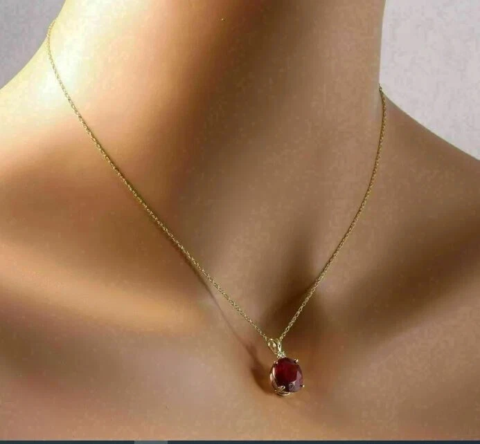 Collar colgante solitario de diamantes rubí creado en laboratorio de 2 quilates enchapado en oro amarillo de 14 quilates Foto 2 de 4