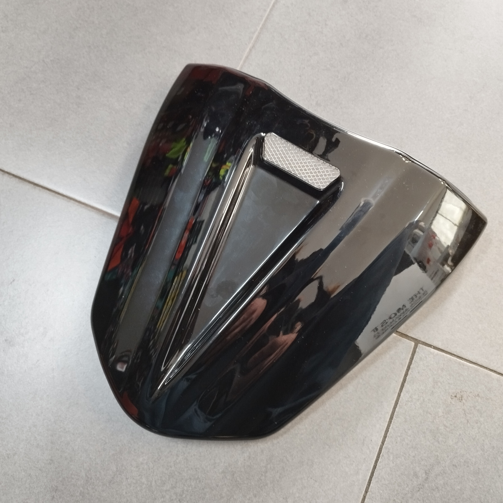 Capot selle noir Honda Hornet 750 pour balades solo et sorties week-end