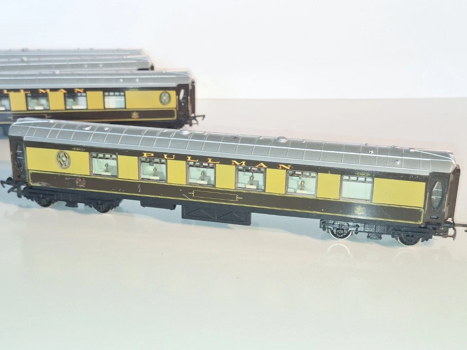 Hornby Pullman coaches x 4. Good Overall cond. Metal wheels. OO Scale. No Boxes - Image 3 of 4