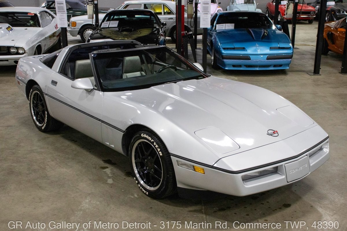 1986 Silver Chevrolet Corvette   | C4 Corvette Photo 10