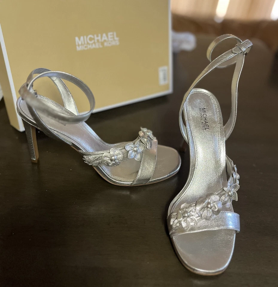 Nuevo con etiquetas Zapato Sandalia Michael Kors Metálico Floral Plateado Cuero TRICIA TALLA 7.5M Foto 3 de 4