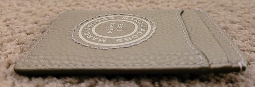 AUTÉNTICO ESTUCHE DE CUERO MARC JACOBS CON CLIP PARA TARJETAS BILLETERA NUEVO SIN ETIQUETAS TAUPE - Imagen 6 de 10
