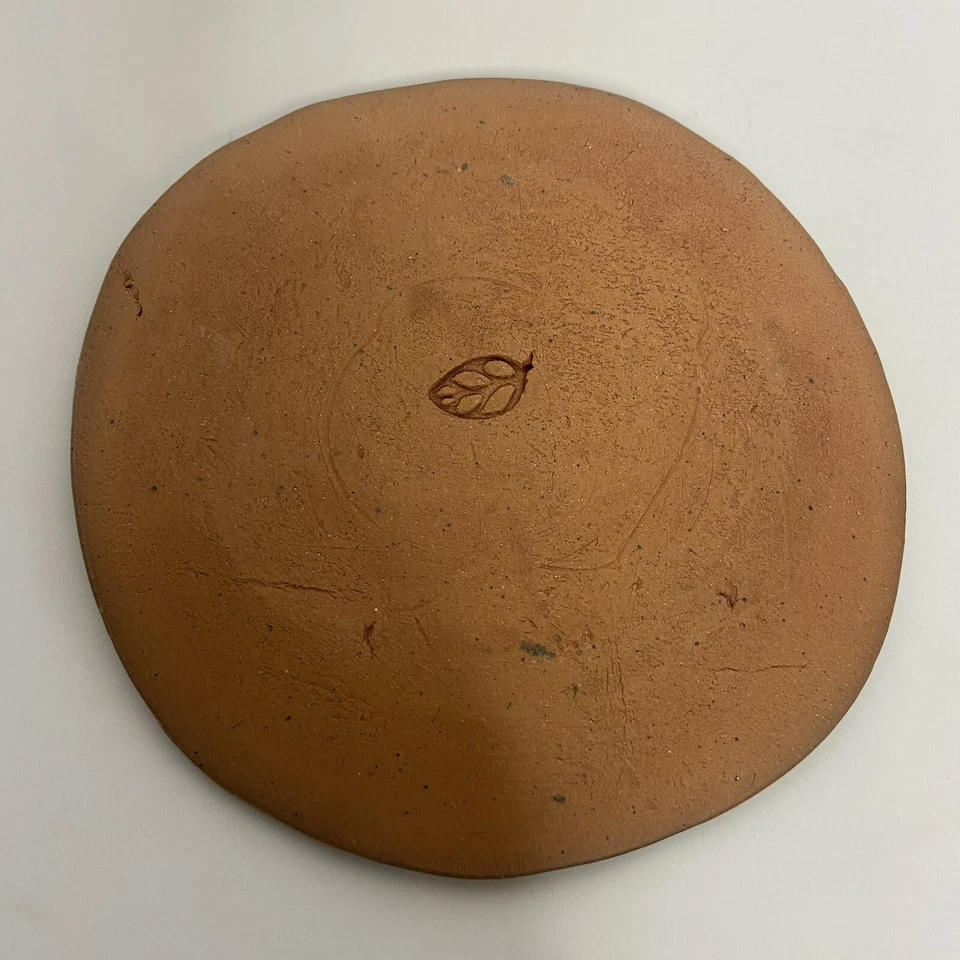 Plato de baratija de cerámica pequeño hecho a mano para niños oso hoja verde firma usado en excelente estado Foto 2 de 3