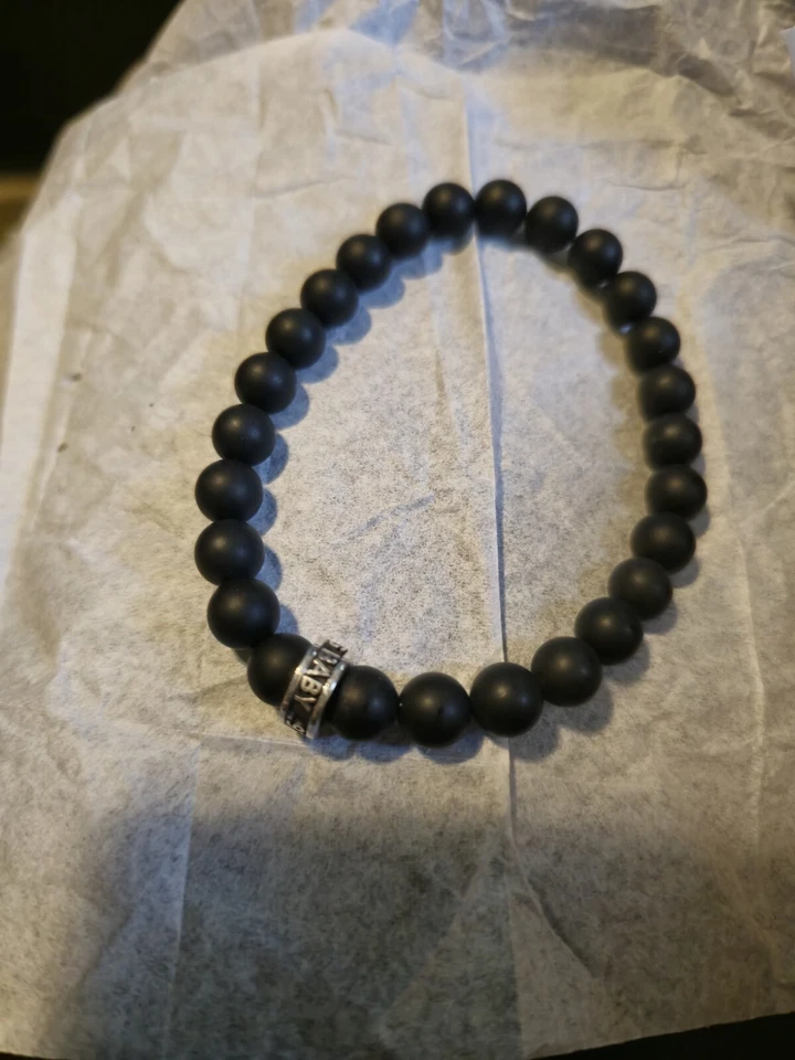 Pulsera King Baby Studio 8 mm con cuentas de ónix negro mate con anillo con logotipo Foto 2 de 2