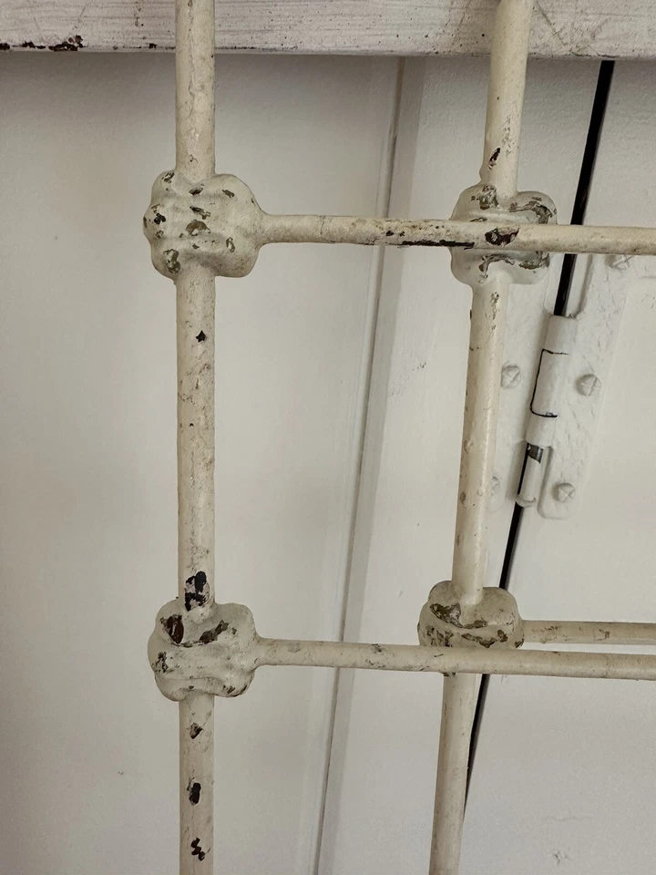 Berço de ferro antigo pintado de metal - Imagem 4 de 4