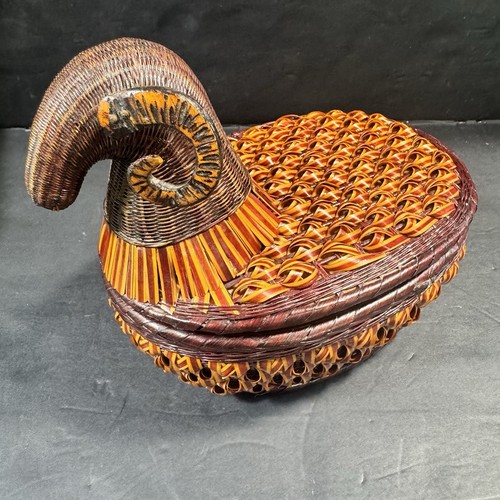 Vintage Ram Sheep Woven Grass & Reed Basket Shanghai Crafts 1970s Hong Kong - Picture 3 of 19