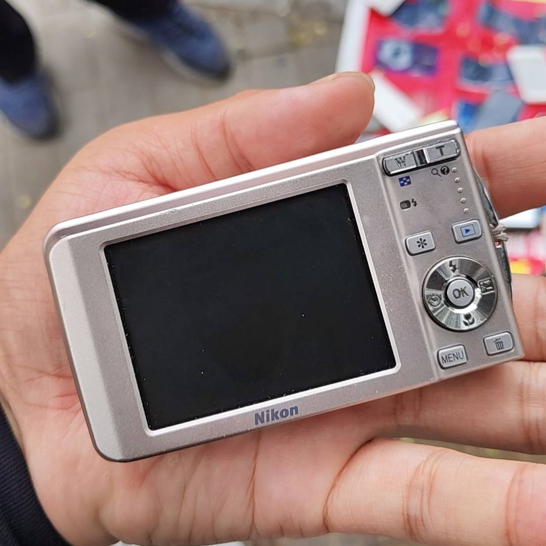 Nikon Coolpix S520 Digital Camera 8.0 MP 3x Optical Zoom with