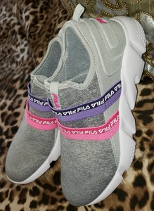 tenis fila mujer gris con rosa