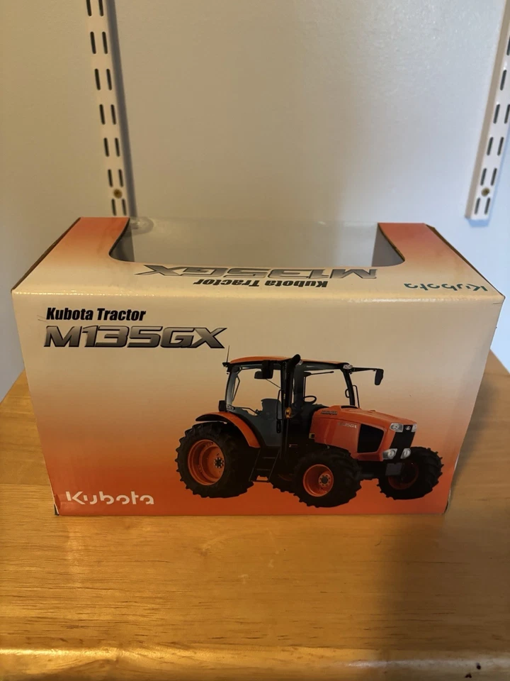 Trator Kubota M135GX fundido escala 1:32 - Novo na caixa - Imagem 4 de 4