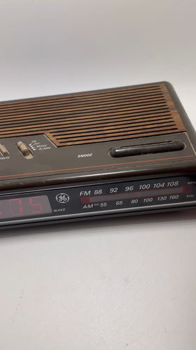 Vintage GE Digital Radiowecker 80er Holzmaserung Modell 7-4612B getestet funktioniert - Video 1 von 1