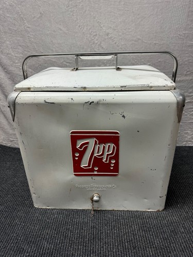 Vintage 7up Kühlbox aus geprägtem Metall 50er Jahre mit Innenfach