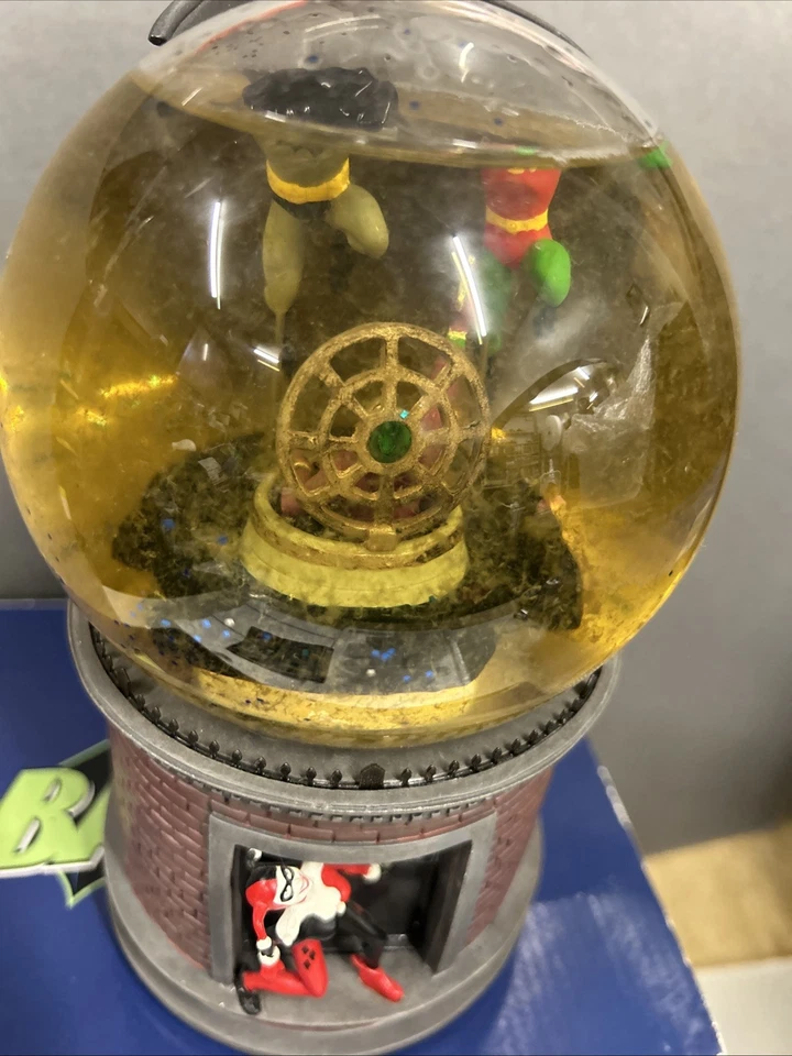 Batman Harley Coringa Globo de Neve DC Direto Pintado à Mão Certificado de Autenticidade Lido Não Funciona - Imagem 2 de 4