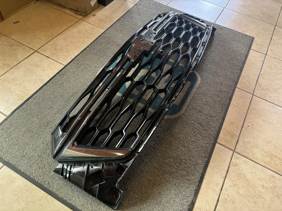 Chevrolet Traverse 2022 2023 parrilla delantera cámara opción negro y cromo OEM Foto 2 de 4