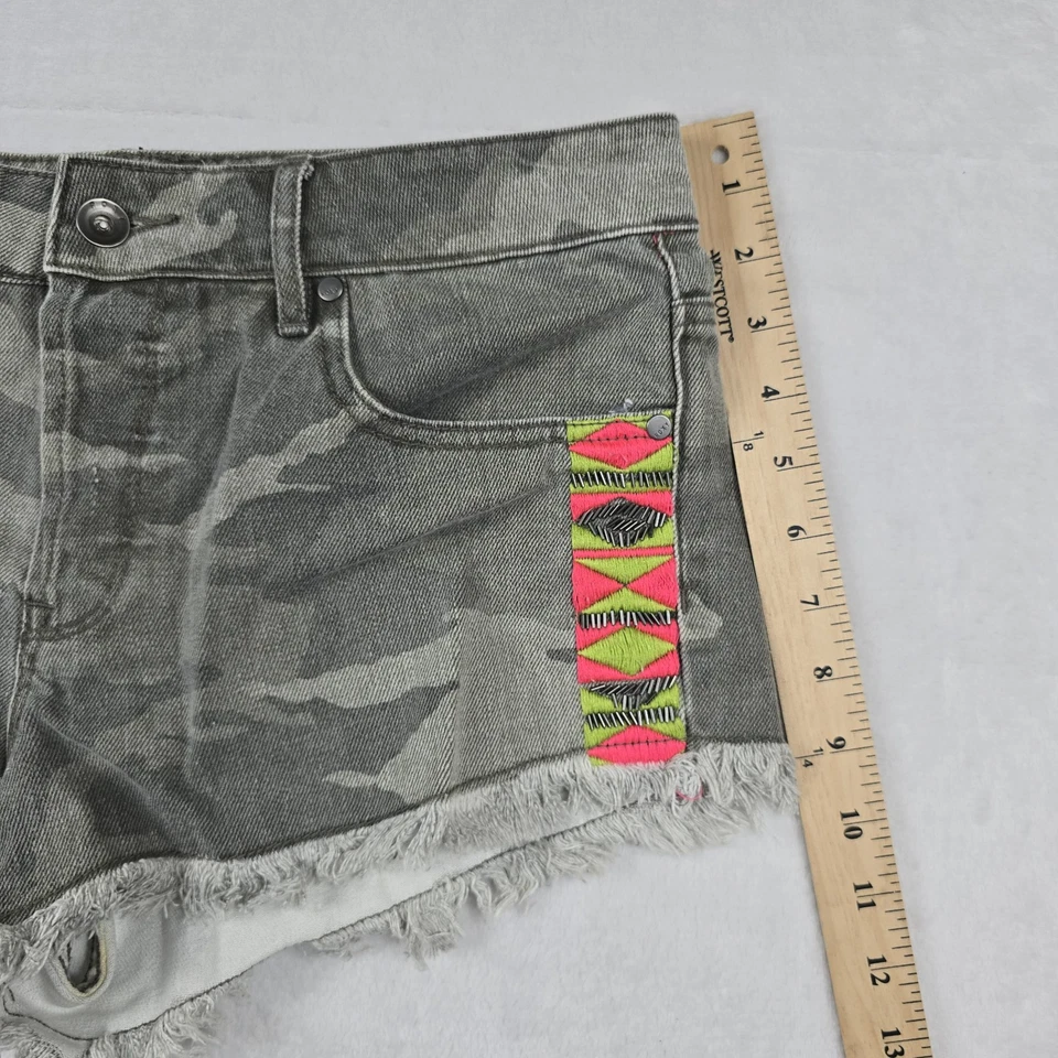 Shorts curto camuflado Roxy bordado lateral cinza esverdeado tamanho 28 bainha desgastada - Imagem 3 de 4