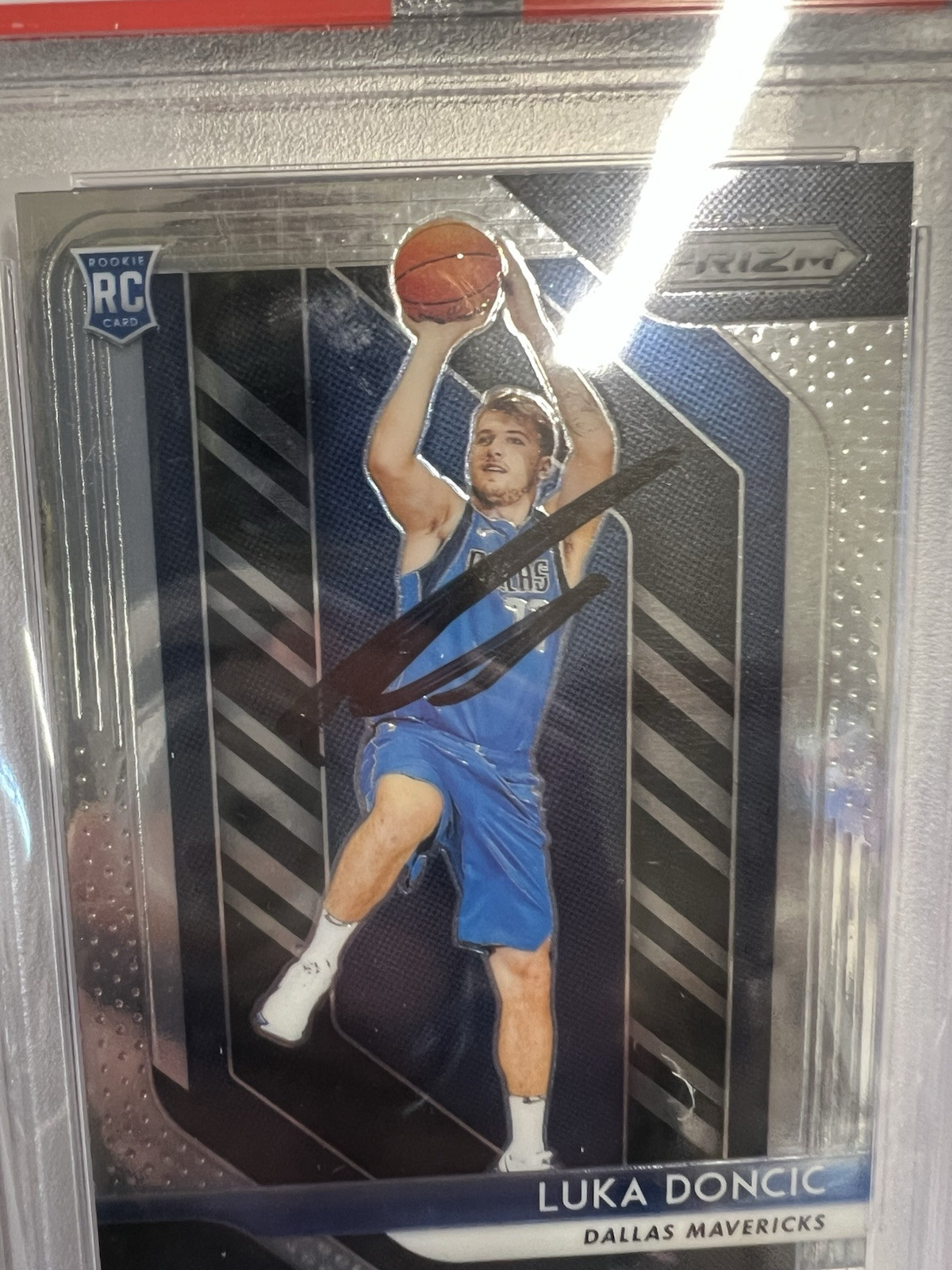 2018-19 Panini Prizm Luka Doncic #280 RC Rookie Auto PSA/DNA Autograph - Lakers view 3