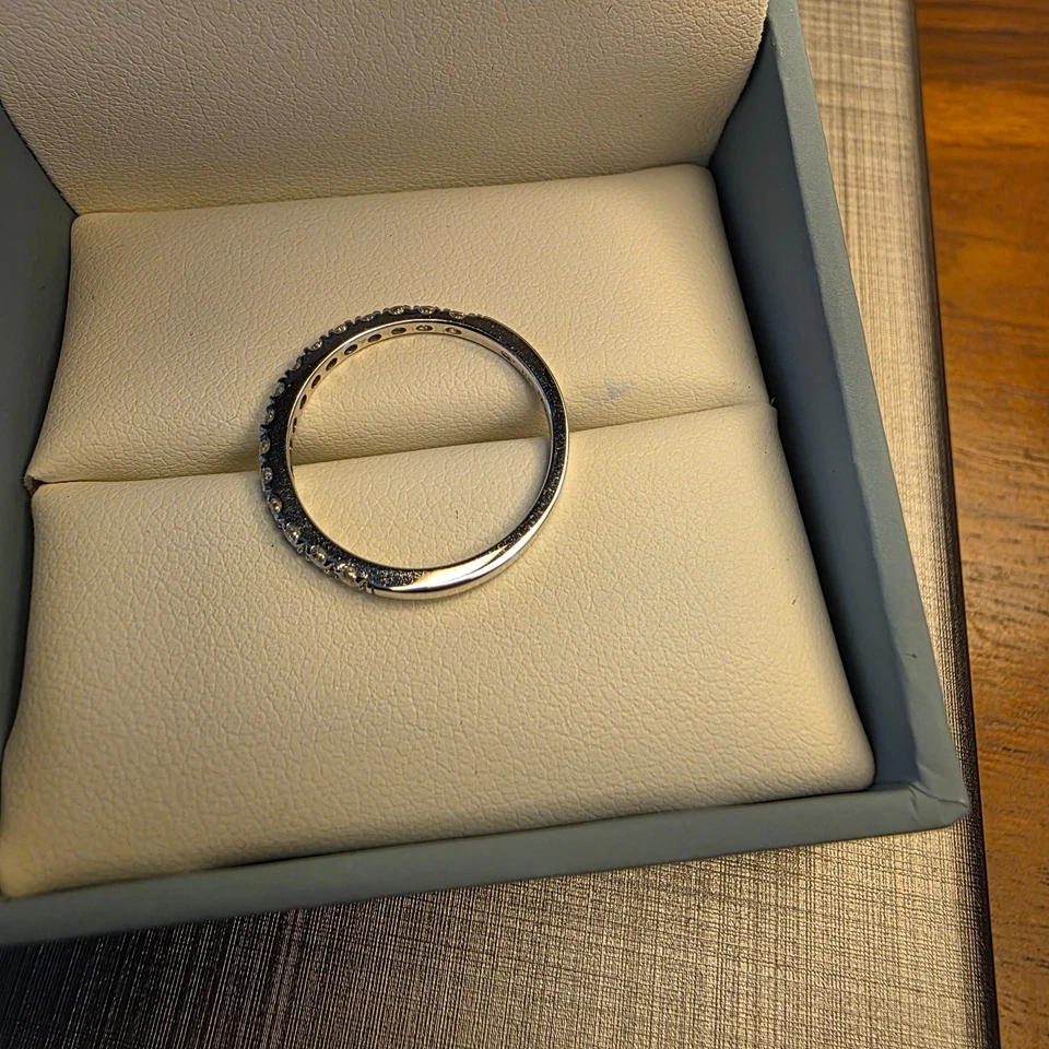 Alianza de boda moissanita Charles & Colvard de 0,38 CTW en oro blanco de 14 K apilable #1 Foto 4 de 4