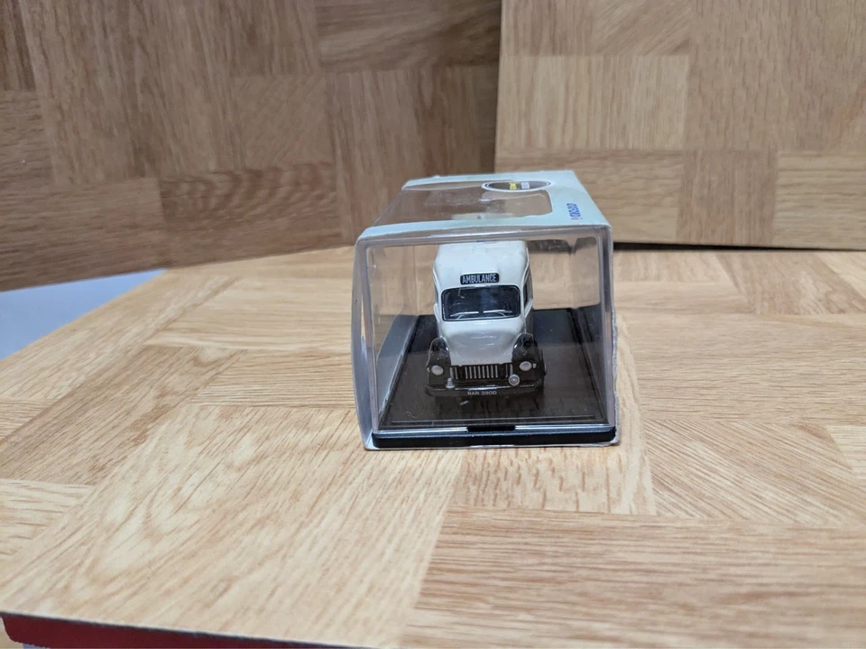 Oxford Diecast Bedford J2 Lomas Hertfordshire Fire Ambulance 76BED005 — 第 3/4 张图片