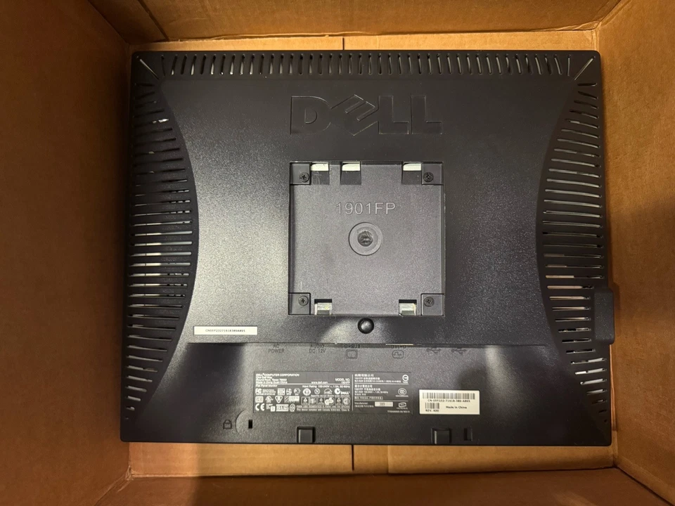 Dell 1901FP 19" LCD Monitor 4-USB, DVI & VGA Ports w/ Stand - Image 4 of 4