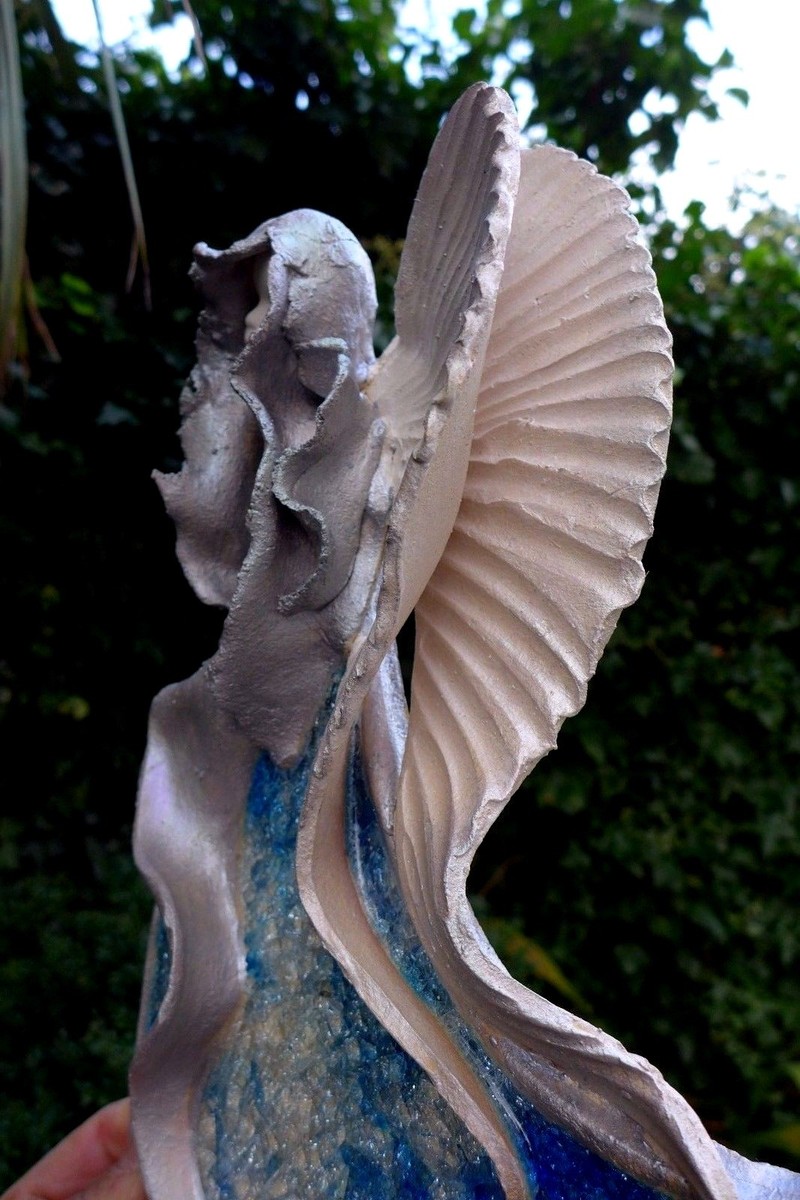 Statue d'ange en poterie faite main