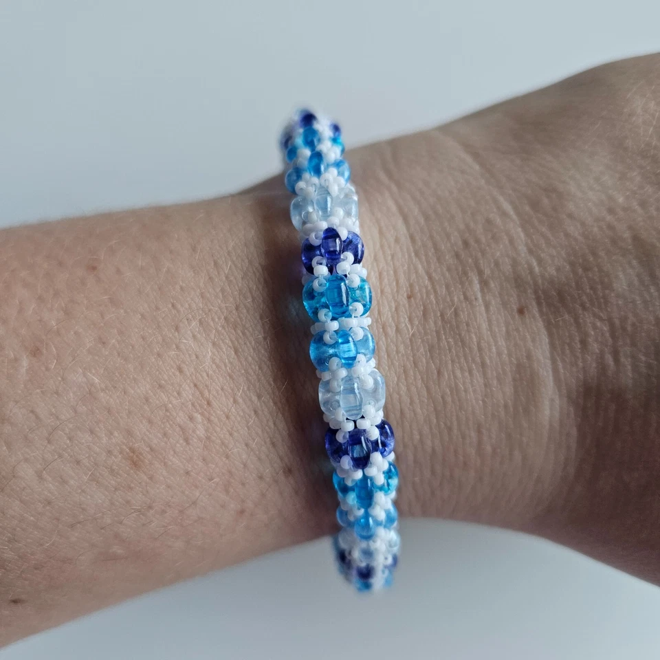 Armreif Armband Damen Schmuck handgefertigt Perlen Blau Weiß Nickelfrei Twinbead - Bild 2 von 4