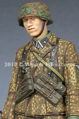 MW22 ALPINE MINIATURES 35245 WSS GRENADIER MP40   1-35  1/35 FIGURE