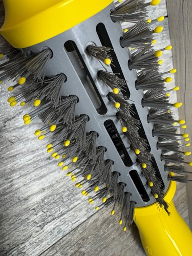 Cepillo redondo Drybar usado amarillo - Imagen 7 de 12