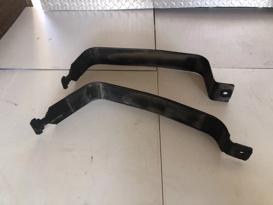 Par de correas para tanque de combustible Cadillac Escalade ESV 2015-2018 Foto 2 de 4