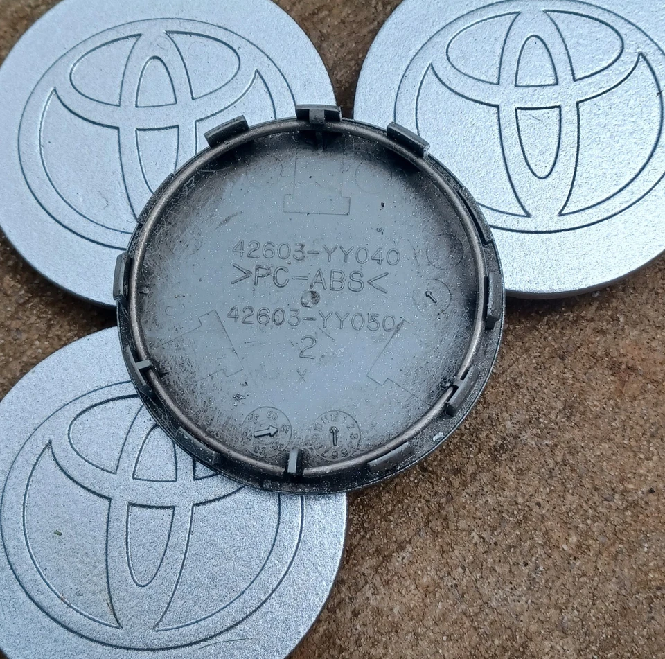 Juego de 4 tapas centrales Toyota Rav4, 2001-2005, número de pieza 42603 YY050 repintado Foto 3 de 3