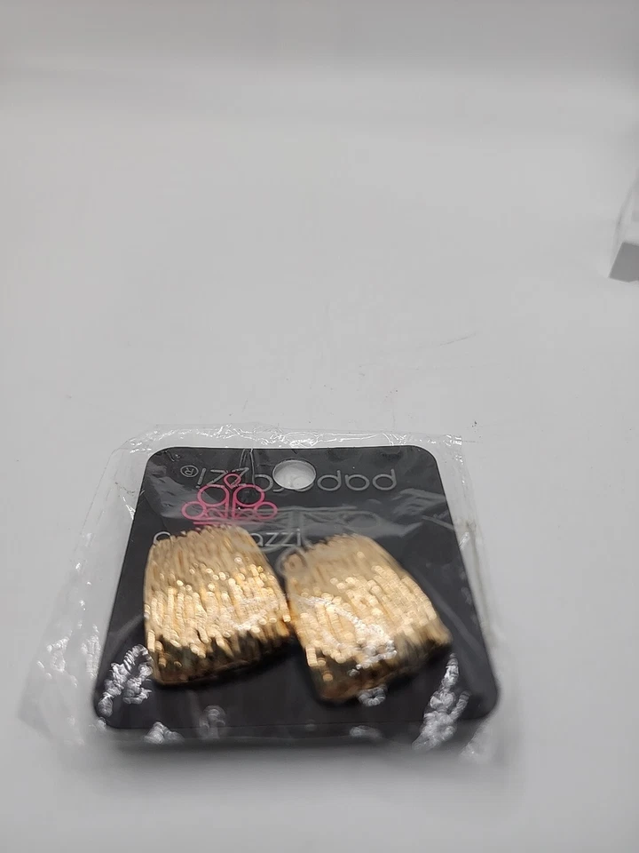 Hermosos Pendientes de Clip Paparazzi Superstar Brillo Tono Dorado 1 Pulgada Nuevos con Etiquetas Foto 3 de 4