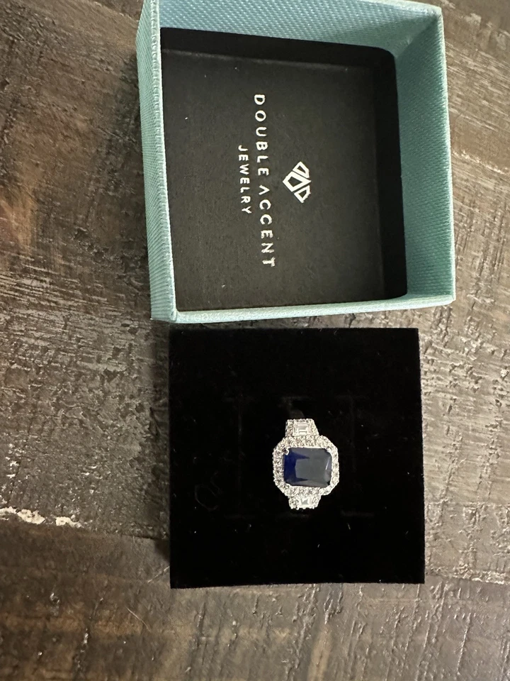 Anillo de zafiro simulado de corte esmeralda con halo piedras laterales de diamantes simulados Foto 4 de 4