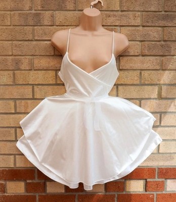 Mika weiß Satin Wickel V-Ausschnitt Träger Milkmaid Rüschensaum Skater Party Kleid 12 M
