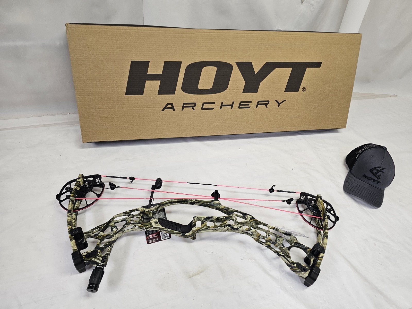 Hoyt AX-2 29 70 - 80lbs/25" - 30"/Raptor w/Pink Strings