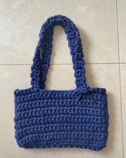 borsa da spalla in cotone blu navy all’uncinetto fatta a mano con fiocco