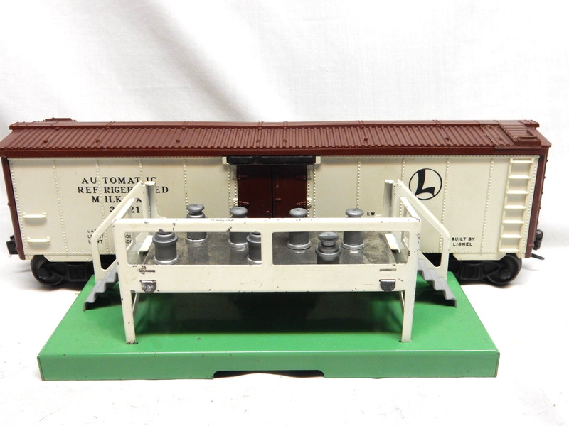 POSTWAR LIONEL 3662 AUTOMATIC  MILK CAR, PLATFORM & CANS , C-7 EX, WORKS FINE