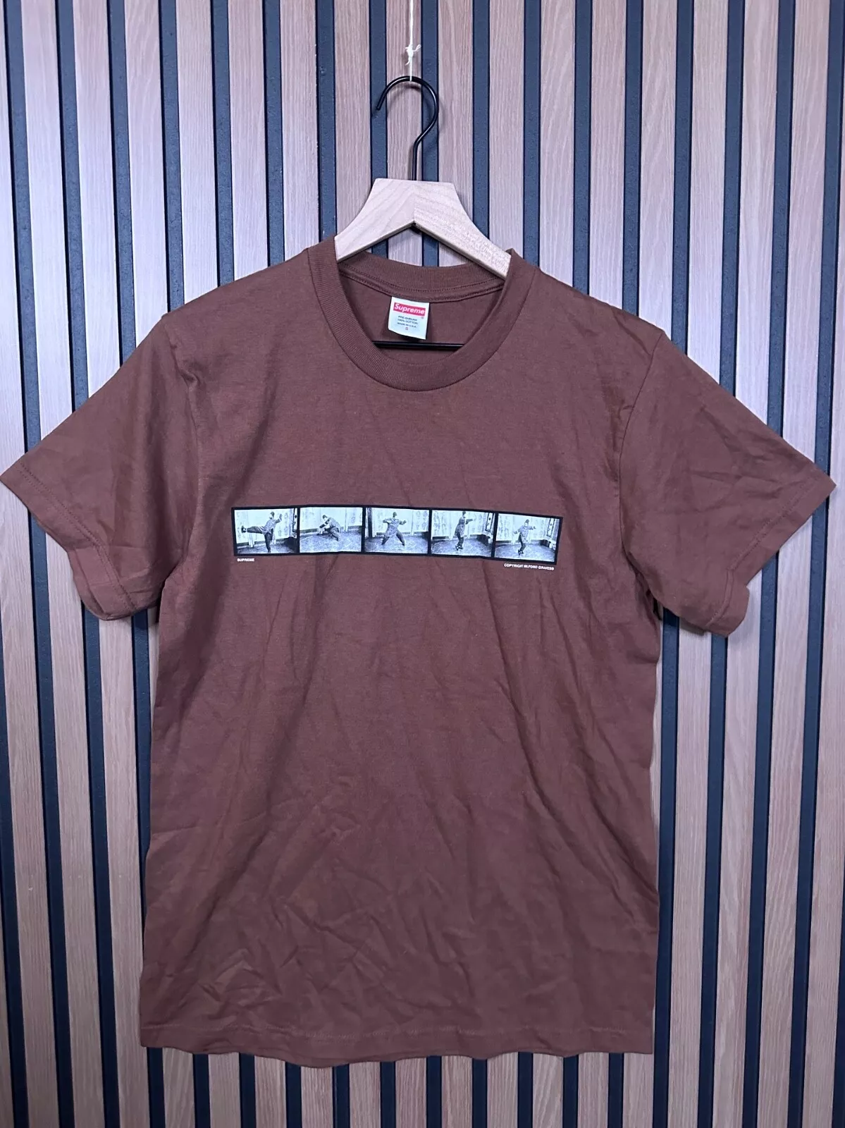 Petit t shirt graphique homme marron manches courtes Supreme x Milford Graves