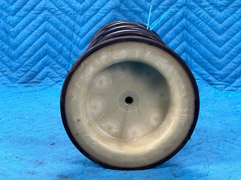 Muelle helicoidal trasero Lexus LX570 con aislador de goma lado del pasajero 2008-2021 OEM Foto 4 de 4