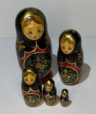 Beautiful Russian Nesting Doll Set of 5 Matryoshka Sergiev Posad Signed 1992