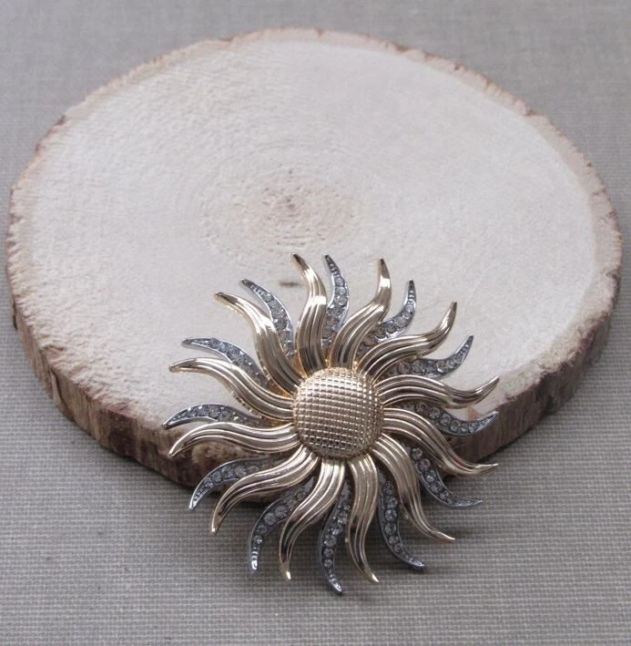 Spilla gioiello grande sole dorata e argento in acciaio inox. - Immagine 2 di 4