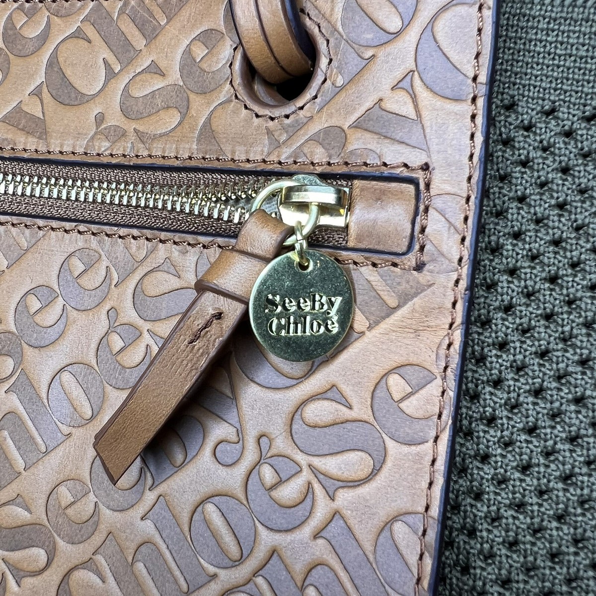 See By Chloe ロゴ チャーム付 CECILYA MEDIUM TOTE BAG See By Chloe ロゴ チャーム付 CECILYA MEDIUM TOTE BAG (See by