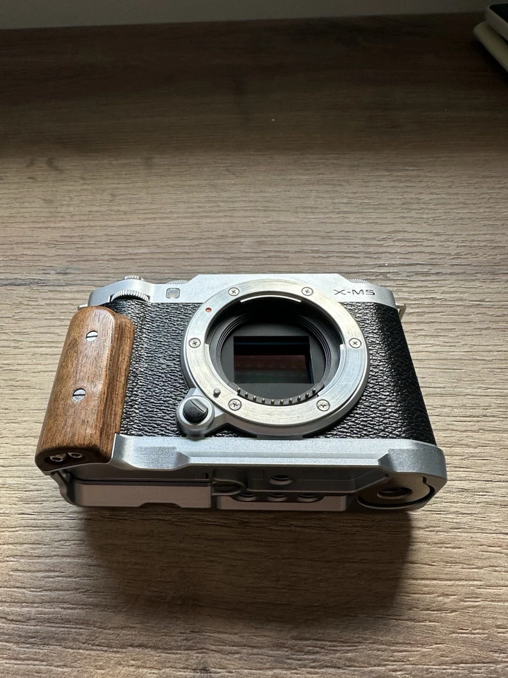 Fujifilm X-M5 silber near mint 2000 Auslösungen mit Smallrig Griff Set - Bild 2 von 4