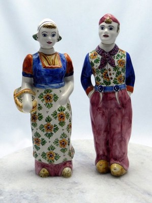 Paar Delfter farbige Keramikkaraffen - Bauer & seine Frau.