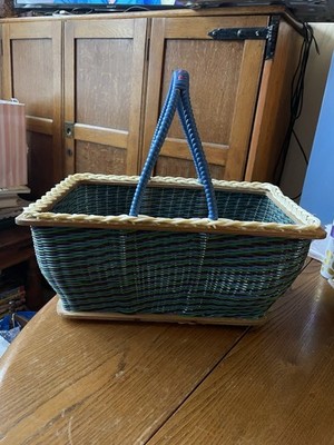 Vintage 50er Jahre Einkaufskorb geflochten blau lila Kunststoff & Holz Kitchenalia Requisite