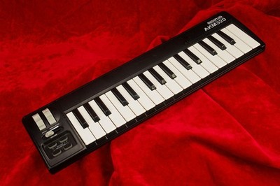 AKM320 MIDIPLUS MINI MIDI KEYBOARD         USB POWERED      2 1/2 OCTAVES