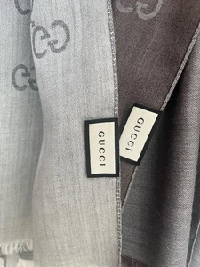 Ensemble écharpe GUCCI gris motif logo GG pour accessoires mode printemps