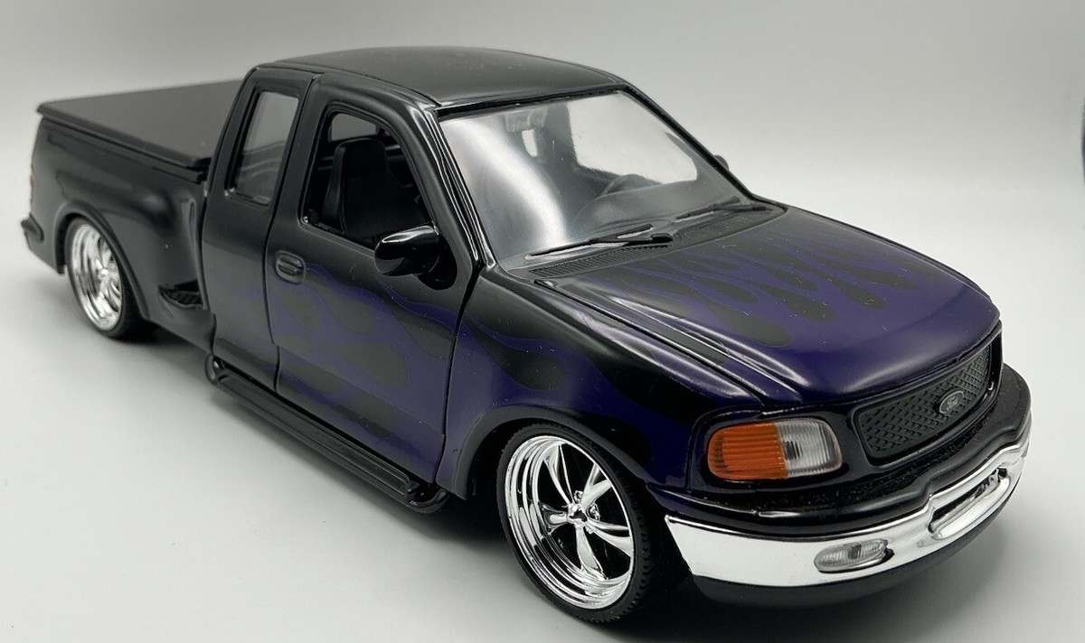 ミニカー FORD F150 Flareside 1999 Ford F-150 FLARESIDE SUPERCab Pickup LOW RIDER 1:24 Die